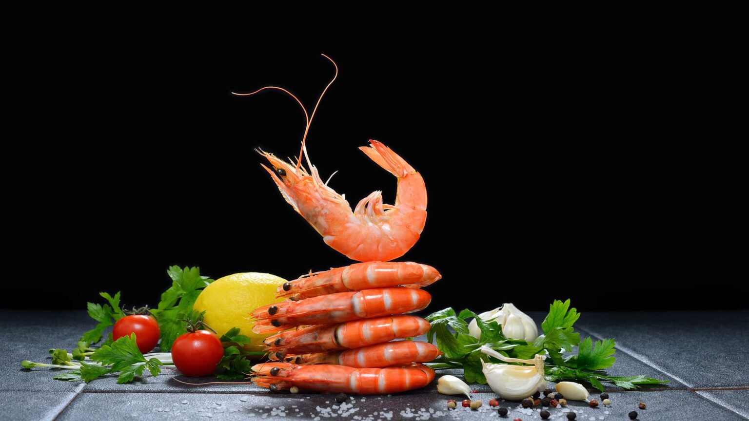 Seafoods_Shrimp_Garlic_Tomatoes_Lemons_Black_558304_3840x2400-1536x864